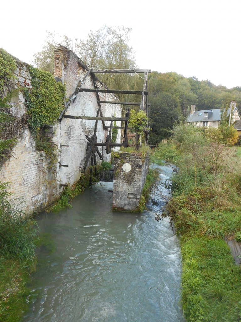 Photo d'un moulin près d'une rivière