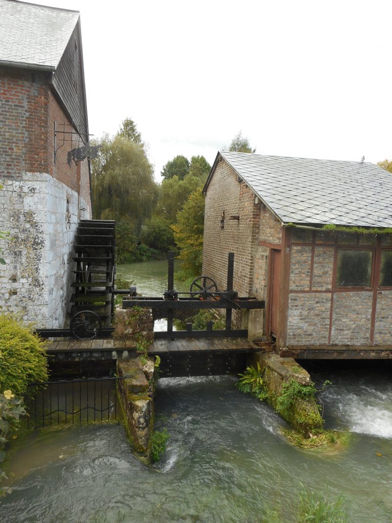 Photo d'un moulin près d'une rivière